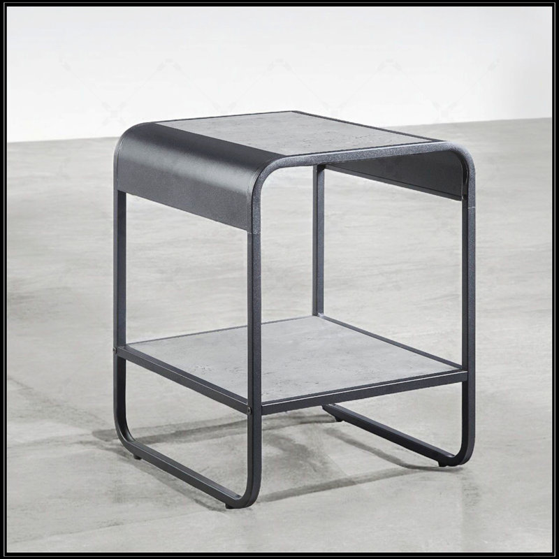 Table de bout en métal avec tablette inférieure