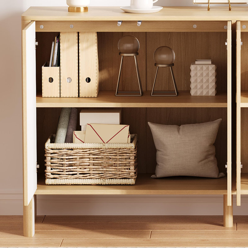 Buffet cannelé avec 4 portes, tablettes réglables et portes rebondies