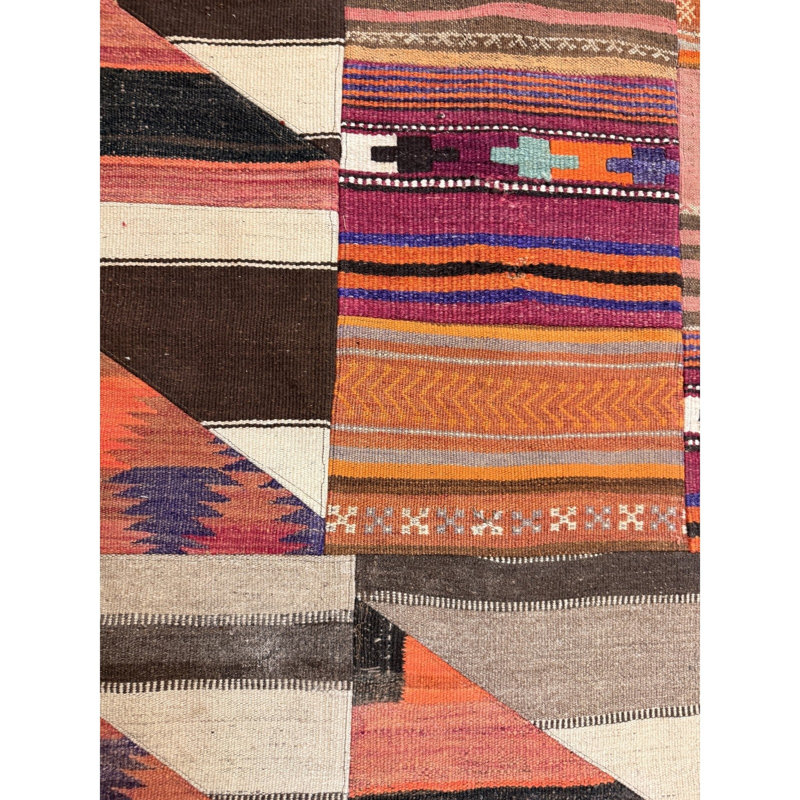 Tapis turc en laine tissé à plat à motif géométrique de style village des années 1930 de 6 pi 8 po x 8 pi 6 po