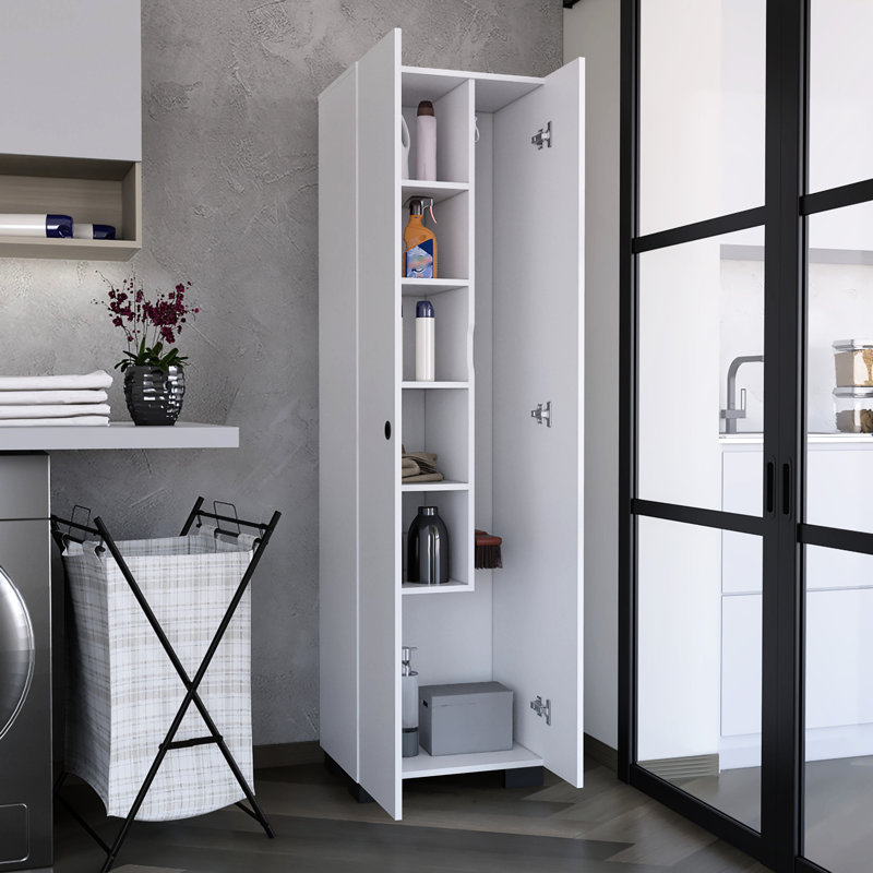 Armoire à balai Slim Lake en blanc - tablettes intérieures et crochets latéraux pour une utilisation optimale de l'espace