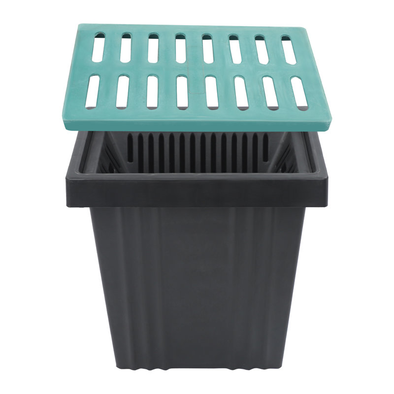 Grand bac de récupération avec grille pour le drainage de la cour