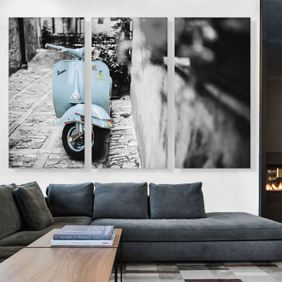 «Baby Blue Vespa Scooter in Italy», ensemble de 3 reproductions sur toiles tendues