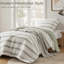 Ensemble de couette et taie d'oreiller 2 pièces pour lit simple/simple XL, à rayures teintes, texture subtile façon seersucker, confort toutes saisons, finition teintée, revers en microfibre brossée, idéal pour les intérieurs contemporains, sauge
