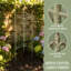Ensemble de clôture en treillis de jardin en fer 67 po, panneau décoratif en fer forgé vert rétro, dessus en fleur de lys, piquets de sol de 9,8 po, ensemble de 2 panneaux