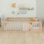 Structure de lit en bois avec clôture et porte-1199403468-1199403456