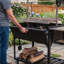 Barbecue en bois et charbon Santa-Style avec grille réglable à manivelle et roulettes verrouillables