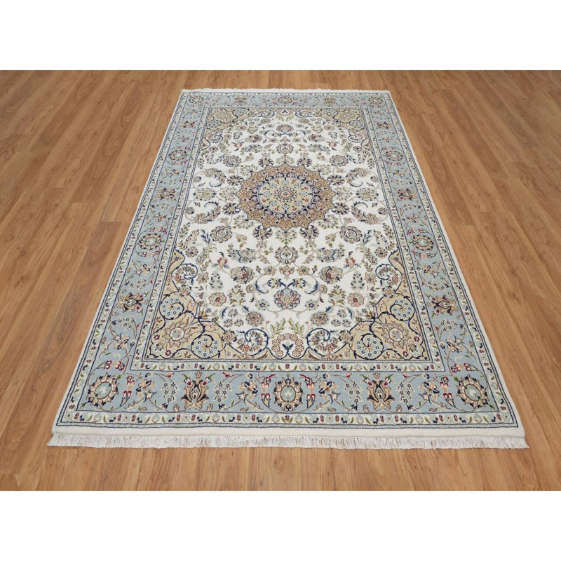 Tapis oriental blanc perle 6 pi 3 po x 9 pi 2 po Nain avec motif de médaillon floral, 250 KPSI