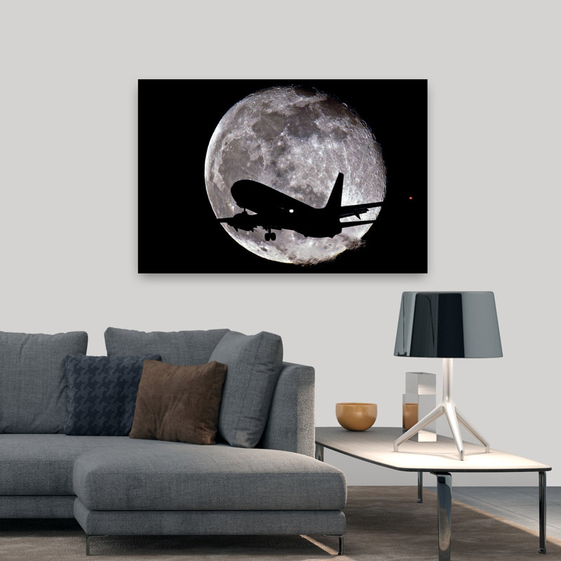 Jet en silhouette devant la lune, art contemporain de paysage contemporain, H 48 po x l 32 po