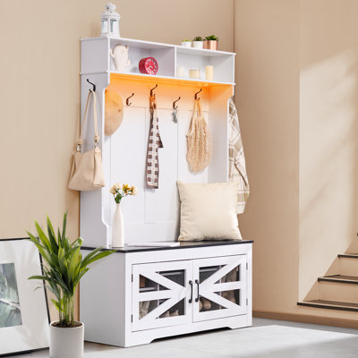 Banc porte-manteau blanc pour entrée avec étagères réglables et 7 crochets, meuble de rangement de 107 cm de large pour vestibule.