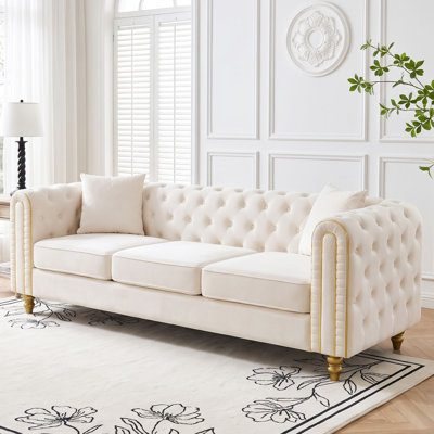 Canapé 86 po en velours Chesterfield 86 po, capitonné à 3 boutons avec structure en bois massif, garniture dorée et 2 coussins, beige