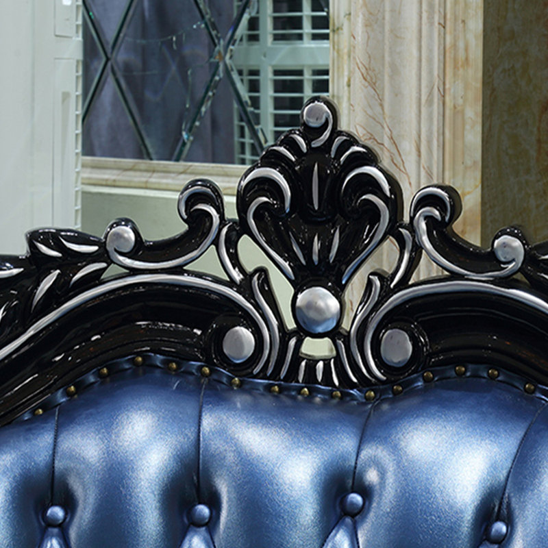 Élégante chaise sculptée en bois massif, Right Hand Facing