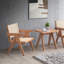 Chaise beige et naturelle avec pieds pour un siège pratique et respirant