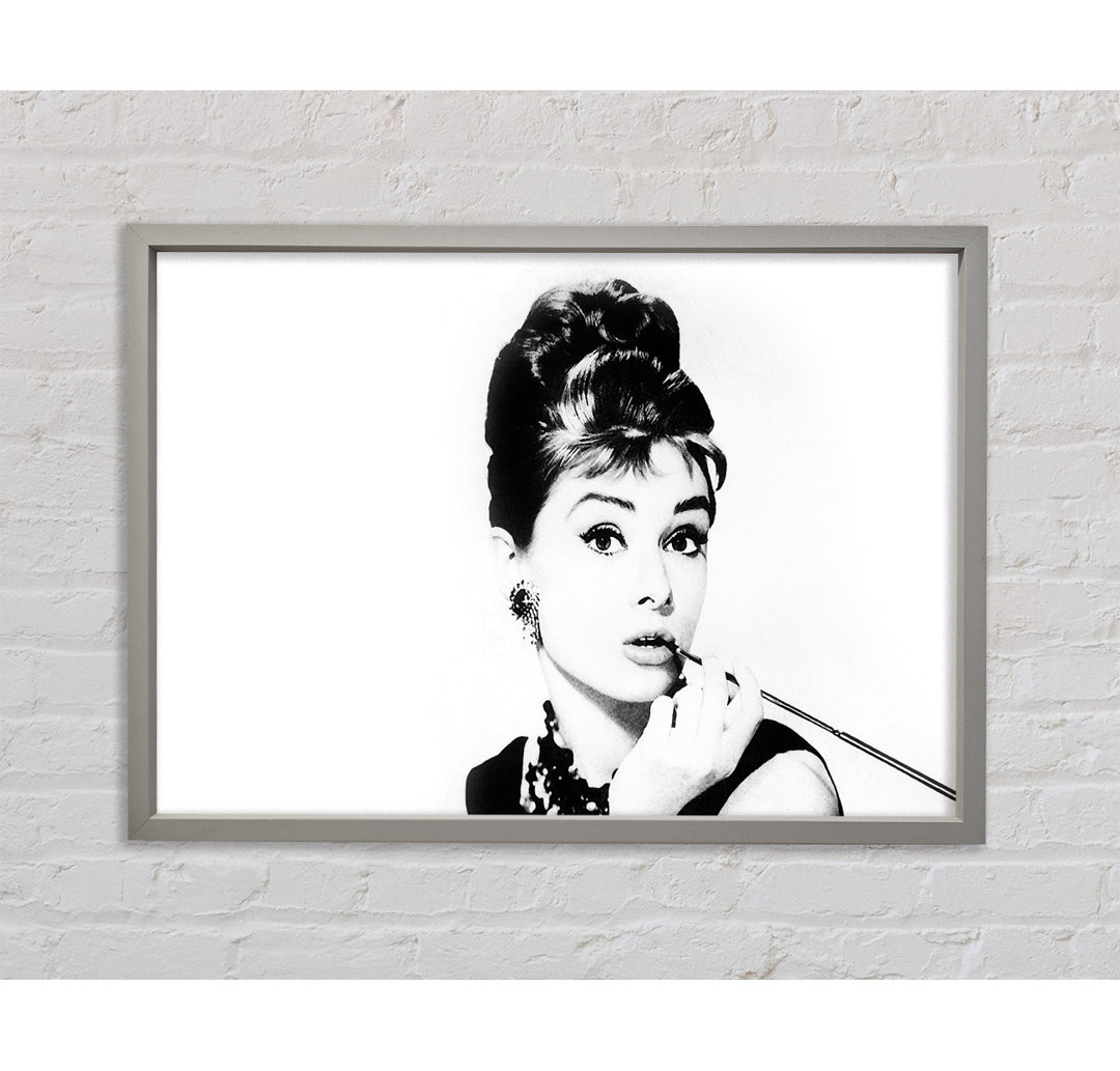 Audrey Hepburn Cigarette Pose Weiß - Einzelner Bilderrahmen Kunstdrucke auf Leinwand