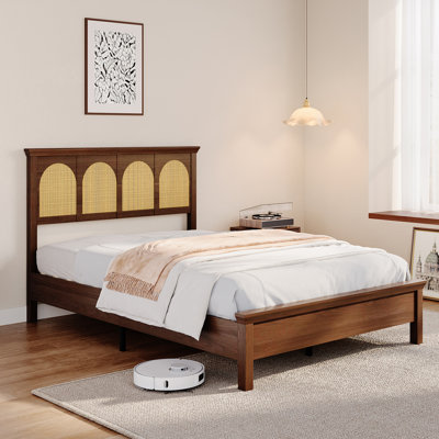 Structure de lit double en rotin, lit plateforme en bois Boho avec tête de lit en rotin naturel et pied de lit Mid-Century, support de lattes silencieux, aucun sommier requis