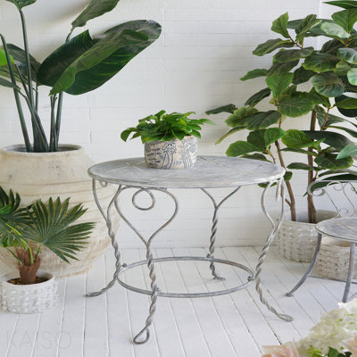 Table d'appoint ronde 26 po x 26 po x 30 po en fer au fini argent patiné, table de bout décorative avec pieds torsadés French Country