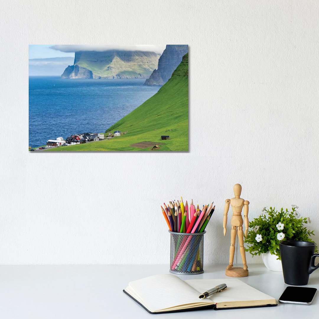 Insel Kalsoy, Dorf Trollanes, Färöer Inseln, Dänemark von Martin Zwick - Galerie-verpackte Leinwand Giclée auf Leinwand