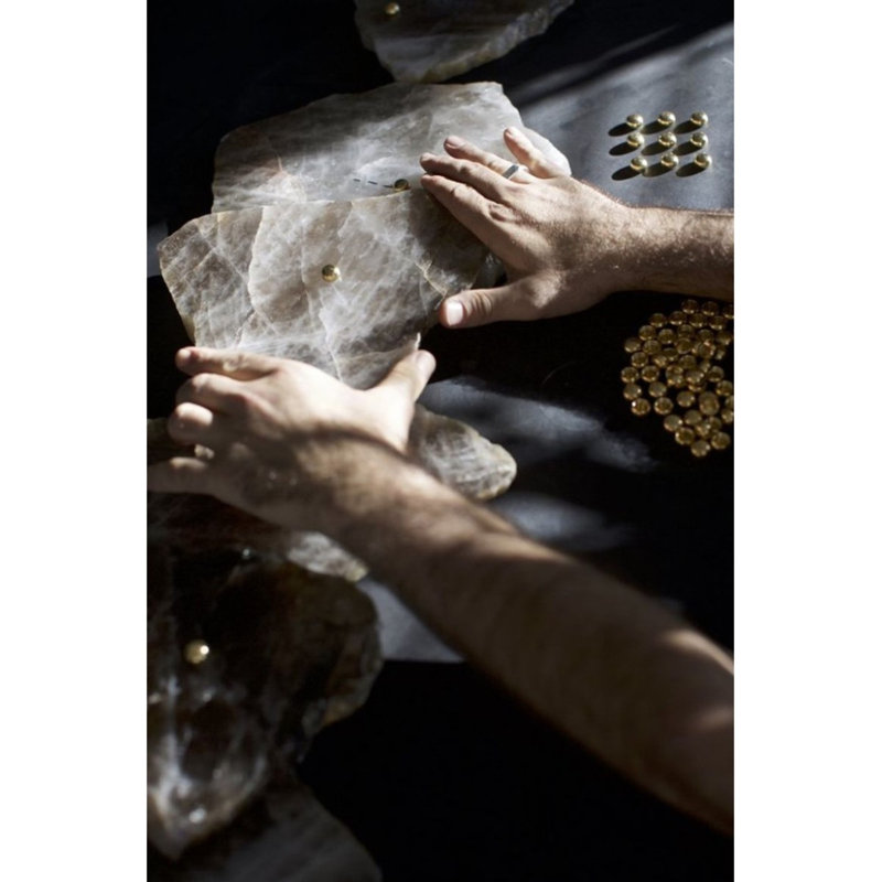 Lustre clair en quartz clair Petra II, Beige toscan, Bronze noir, 59” Length x 94” Height