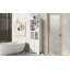 Grande armoire de rangement blanche avec tablettes et portes pour la salle de bain