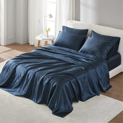 Lit simple en satin de luxe - froissé - éclat. Convient aux matelas de 16 po ou moins. Contient 1 drap plat, 4 taies d'oreiller et 4 taies d'oreiller. Doux et soyeux, ravivant les poils. Bleu foncé, 100%. Lavage à froid