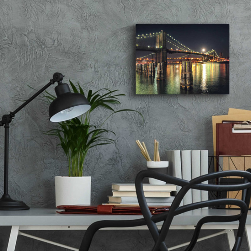 «Moon Over Brooklyn» par Natalie Mikaels, H 12 po x l 16 po x P 0,13 po