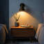 Applique murale noire mate à 1 lumière, lampe de chevet moderne en métal conique avec bras conique et éclairage pour meuble-lavabo.