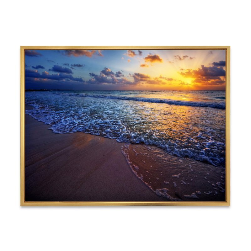 Coucher de soleil sur une plage de l'océan I - photographie sur toile, H 12 po x l 20 po x P 1 po, Cadre flottant doré