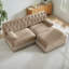 Canapé Chesterfield d'angle en velours avec jupe à pompons, couleur camel