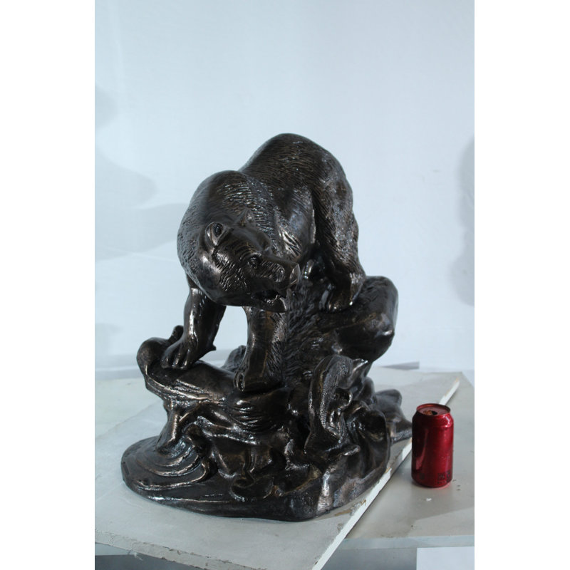 Statue de poisson attrapant Nifao en aluminium avec détail de roche de rivière - sculpture réaliste de la faune, finition bronze, 25 po x 15 po x H 22 po