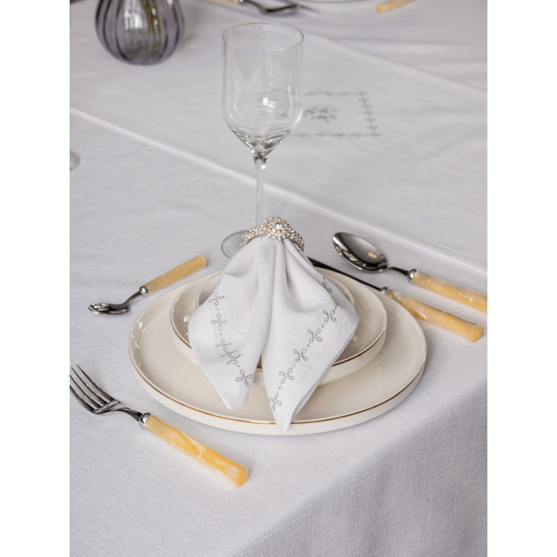 Ensemble de nappe Elegant (8 pièces) - Blanc, nappe 68,9 x 94,5 po, tapis de couloir 15,7 x 55,1 po, serviettes 15,7 po x 15,7 po | 90% polyester / 10% coton, lavable à la machine, parfait pour les repas et les événements