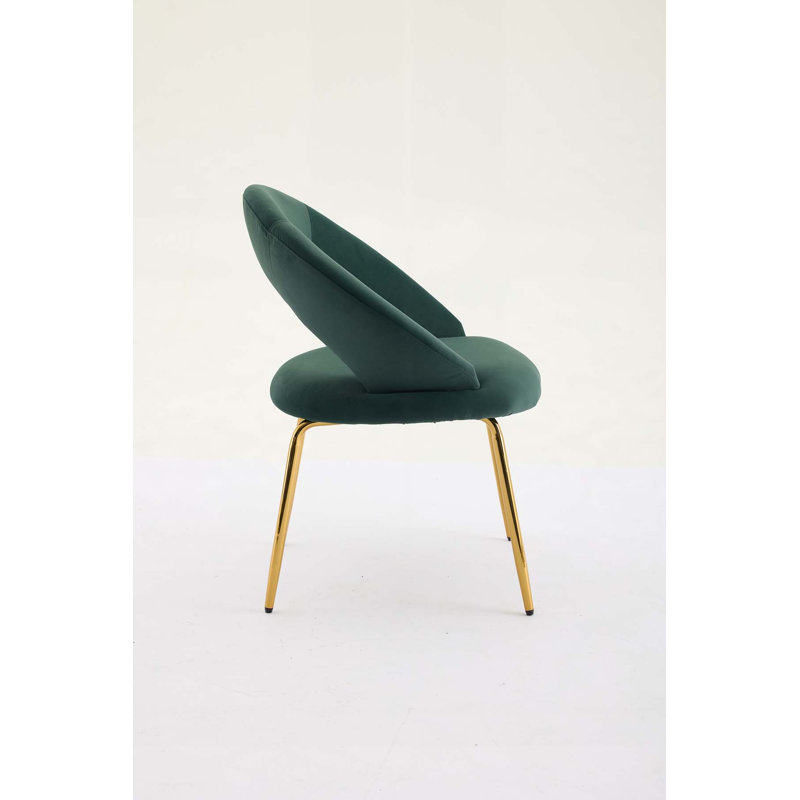 Élégante chaise de salle à manger en velours avec dossier ergonomique incurvé et pieds en métal doré, parfaite pour les salles à manger modernes.