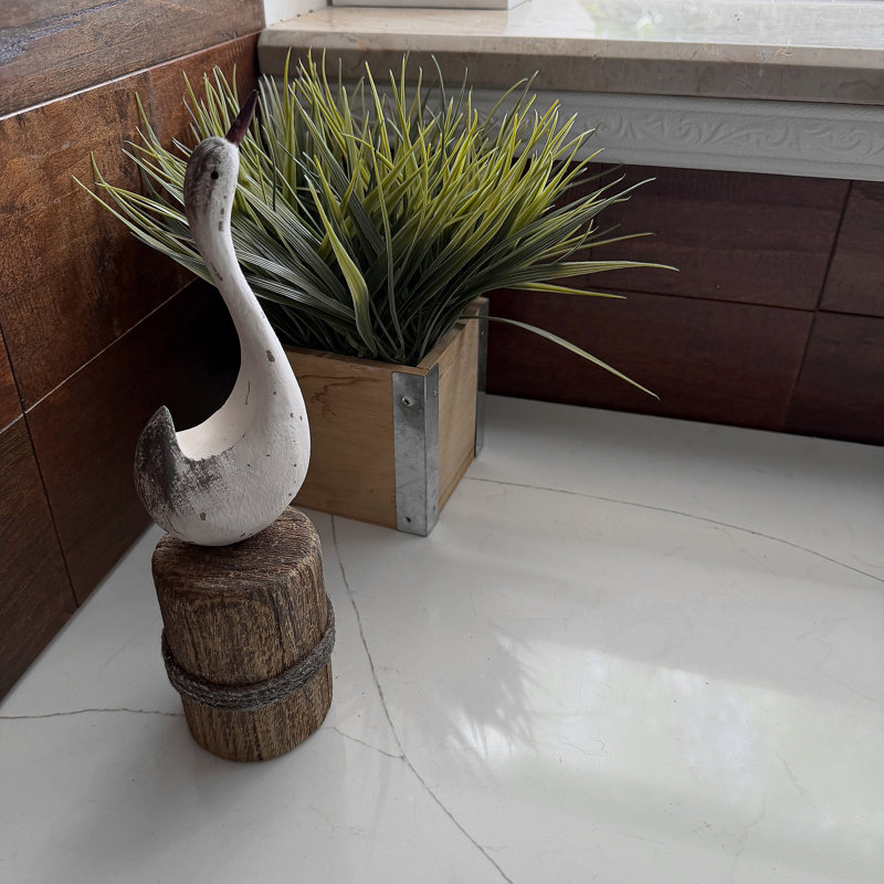 Figurine de cygne en bois blanc vieilli, de style marin côtier, posée sur un pieu de quai, hauteur 27,3 cm (10,75 pouces).