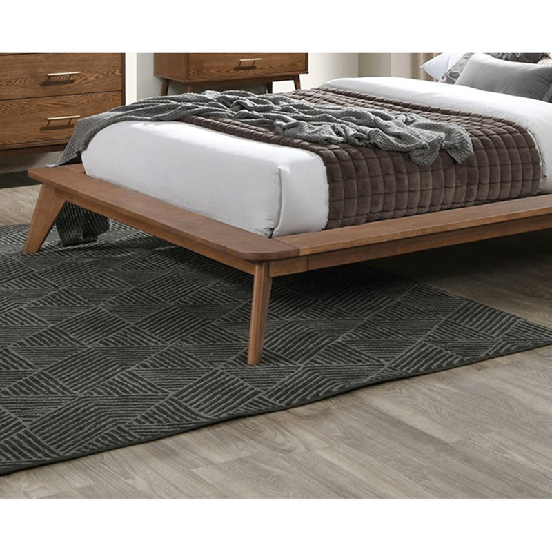 Grand lit en bois de noyer massif, lit plateforme moderne de style Mid-Century avec tête de lit à oreilles en tissu et pieds inclinés, tête de lit