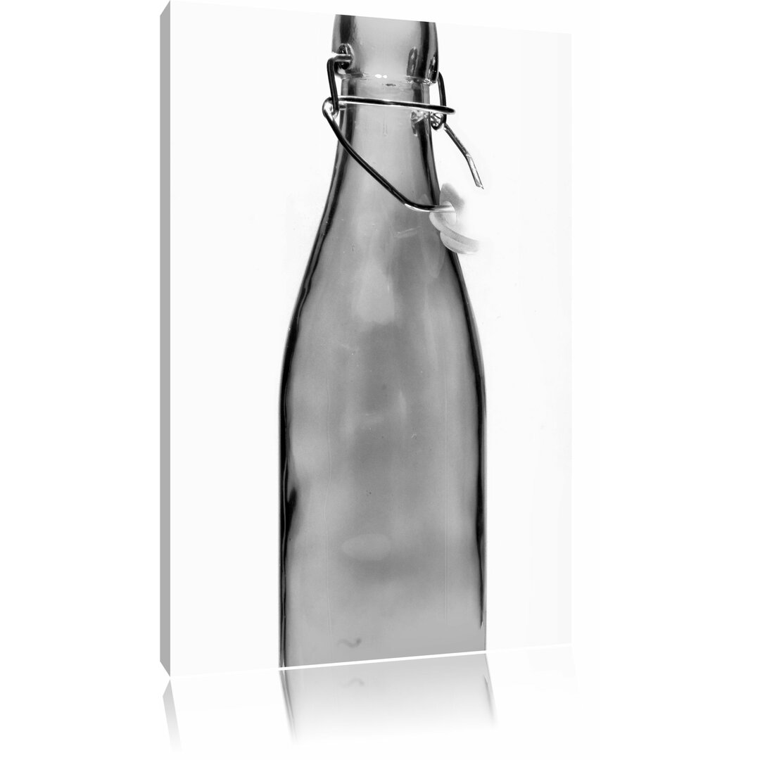 Leinwandbild blaue Glasflasche in Monochrom