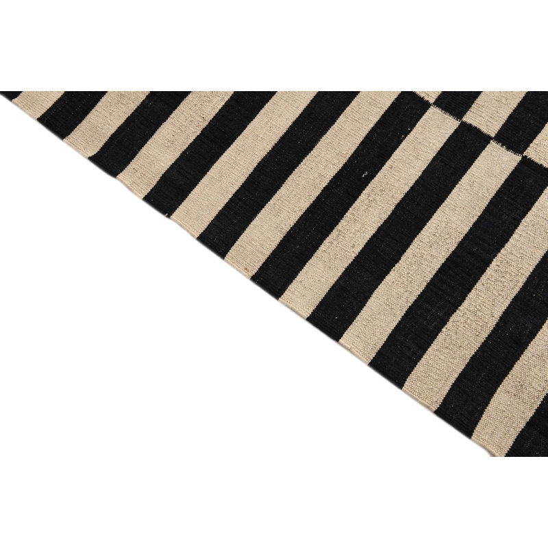 Tapis noir et blanc 4 pi 4 po x 5 pi 9 po Petrella