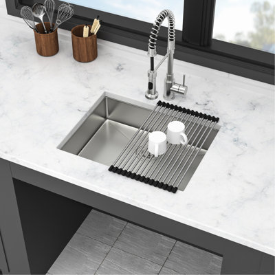 Évier de cuisine conforme en acier inoxydable T304 de 23 po x 18,5 po, profondeur basse, drain incliné, conception anti-éclaboussures, revêtement de condensation, coussin antibruit, fauteuil roulant, avec pinces d'installation de calibre 16