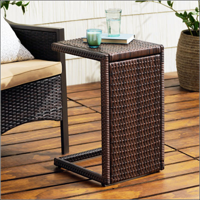 Table d'appoint en forme de C avec rotin en polyéthylène résistant aux intempéries et design en U polyvalent pour l'extérieur