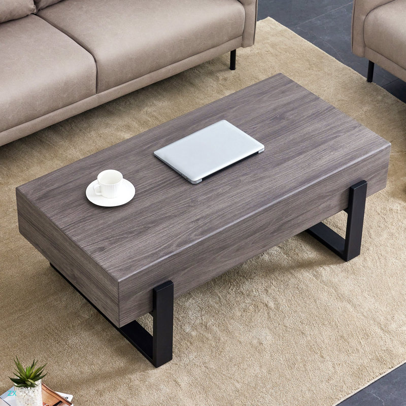 Une table basse en bois aggloméré rustique avec pieds en métal - un espace élégant dans les tons
