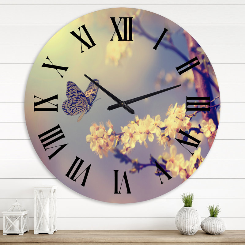 Horloge murale traditionnelle papillon rétro volant à une fleur blanche, 29" H x 29" W x 1" D