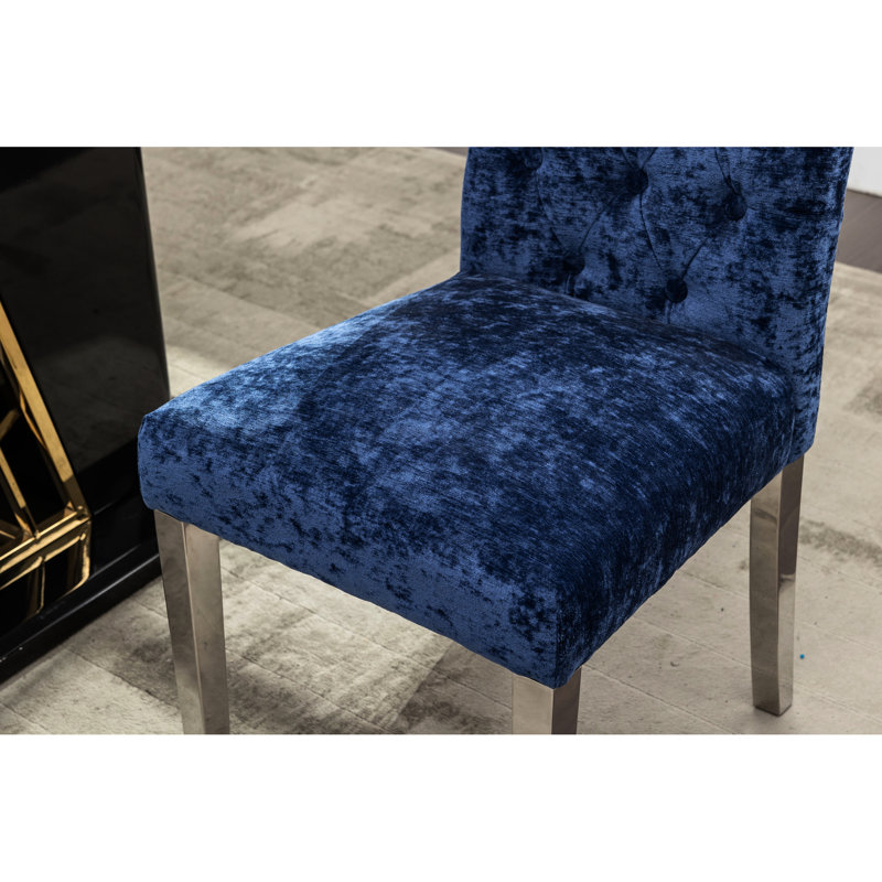 Deux chaises de salle à manger recouvertes de chenille bleue, structure en bois massif et capitonnage à boutons - Soutien ergonomique de luxe