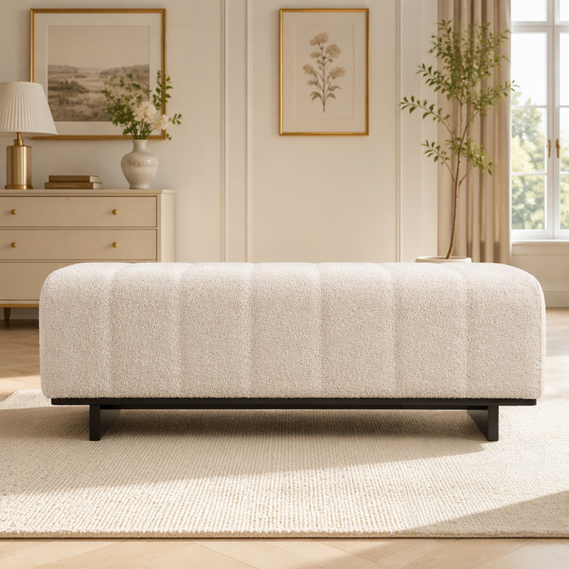 Banc de salle à manger d'intérieur recouvert de fausse fourrure douce et doté de pieds robustes en bois d'hévéa pour des solutions d'assise confortables et polyvalentes.