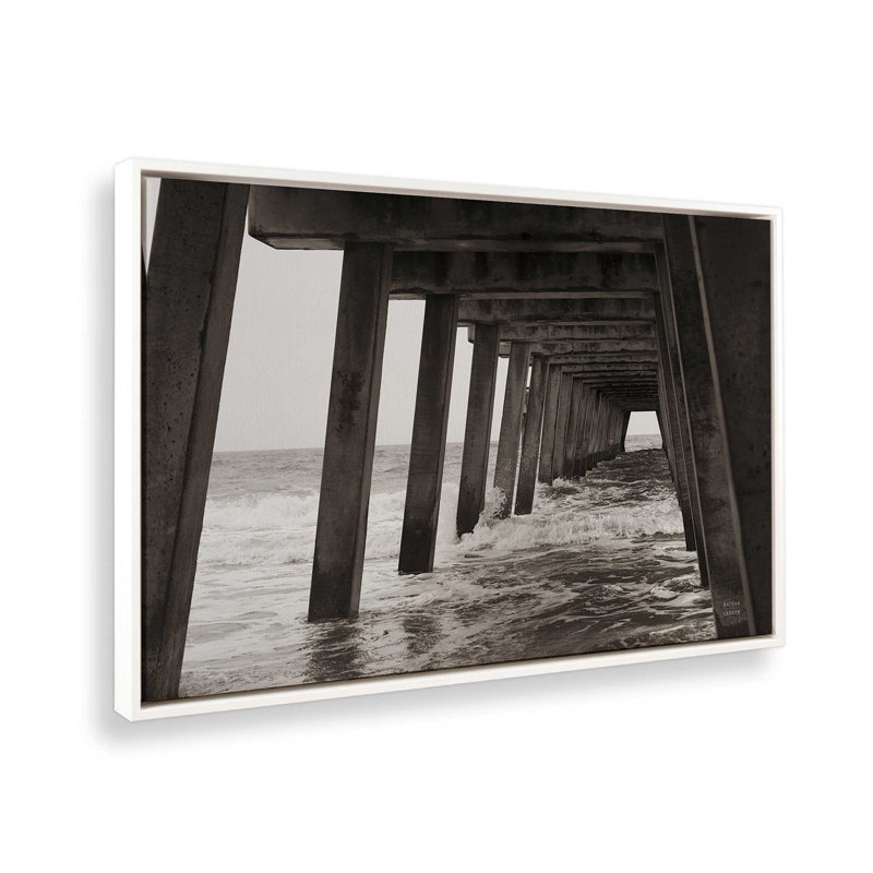 «Pier Angles I» par Nathan Larson, reproduction d'art sur toile, H 32 po x l 48 po, Cadre flottant, Blanc