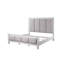 Très grand lit exquis fabriqué avec des matériaux de qualité supérieure, avec un rembourrage doux et un support robuste pour une expérience de chambre à coucher luxueuse.-918127016