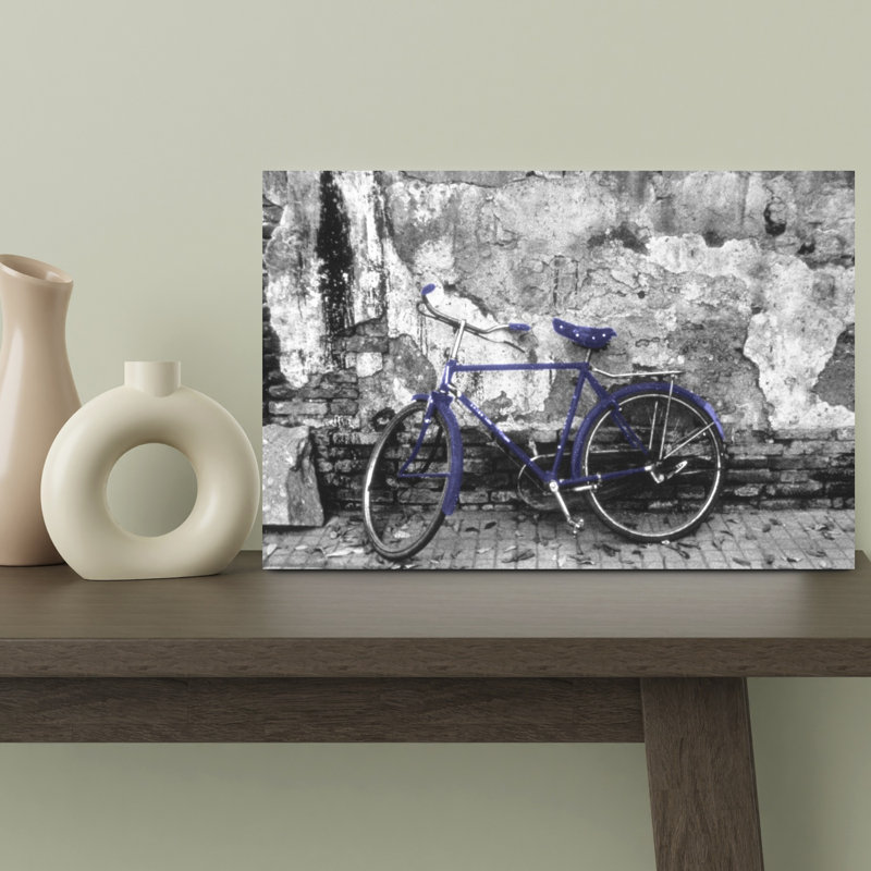 «Color pop», vélo contre mur, Pékin, Chine, art mural rétro Veri Peri, H 12 po x l 18 po