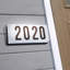 Plaque d'adresse murale sur 1 ligne-112670126