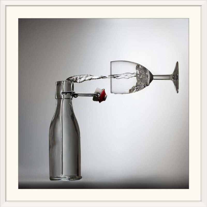 Straub «Pouring?» par Wieteke De Kogel, reproduction de photo, H 24 po x l 24 po x P 1 po, Cadre blanc