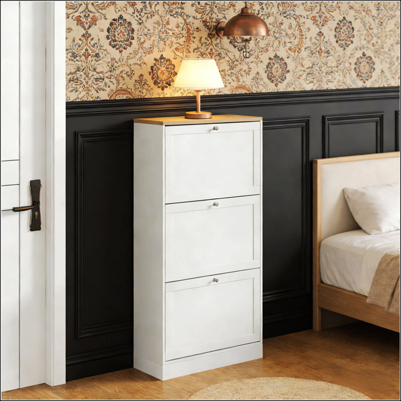 Armoire de rangement compacte pour chaussures avec tablettes réglables, parfaite pour les petits vestibules et les couloirs.