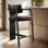 Tabouret de bar tapissier à hauteur de comptoir de 26 po avec siège brun bringé Caspia