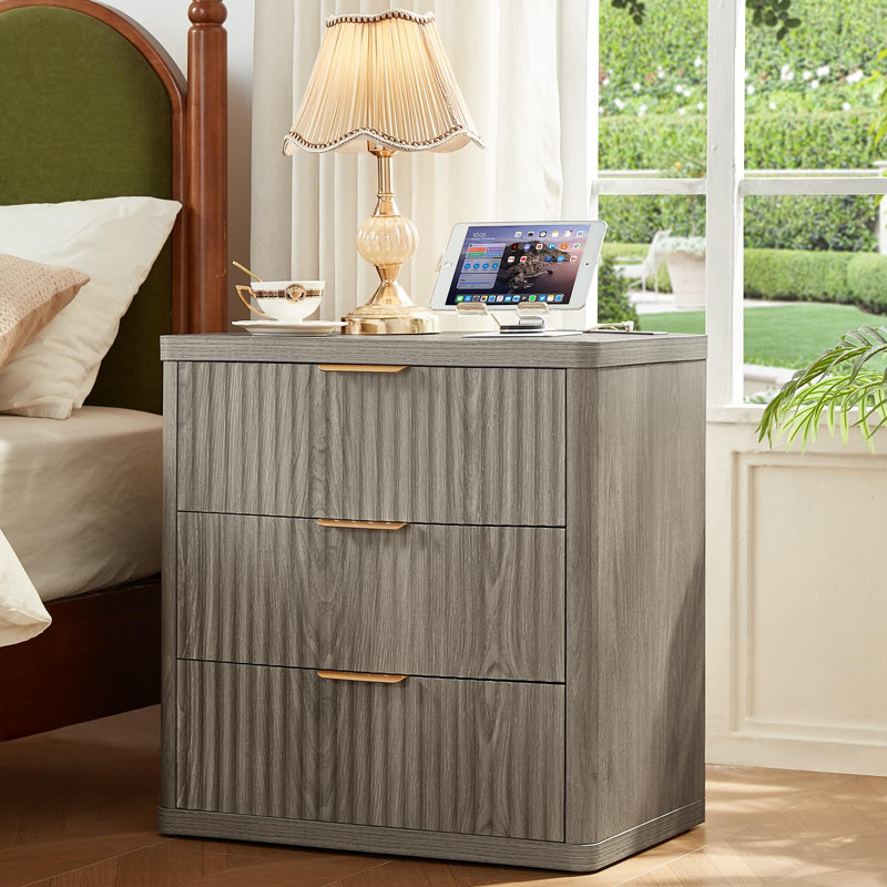 Ensemble de 3 meubles de chambre modernes en bois, comprenant une commode à 6 tiroirs (107 cm de hauteur) et une table de chevet à 3 tiroirs avec station de recharge.