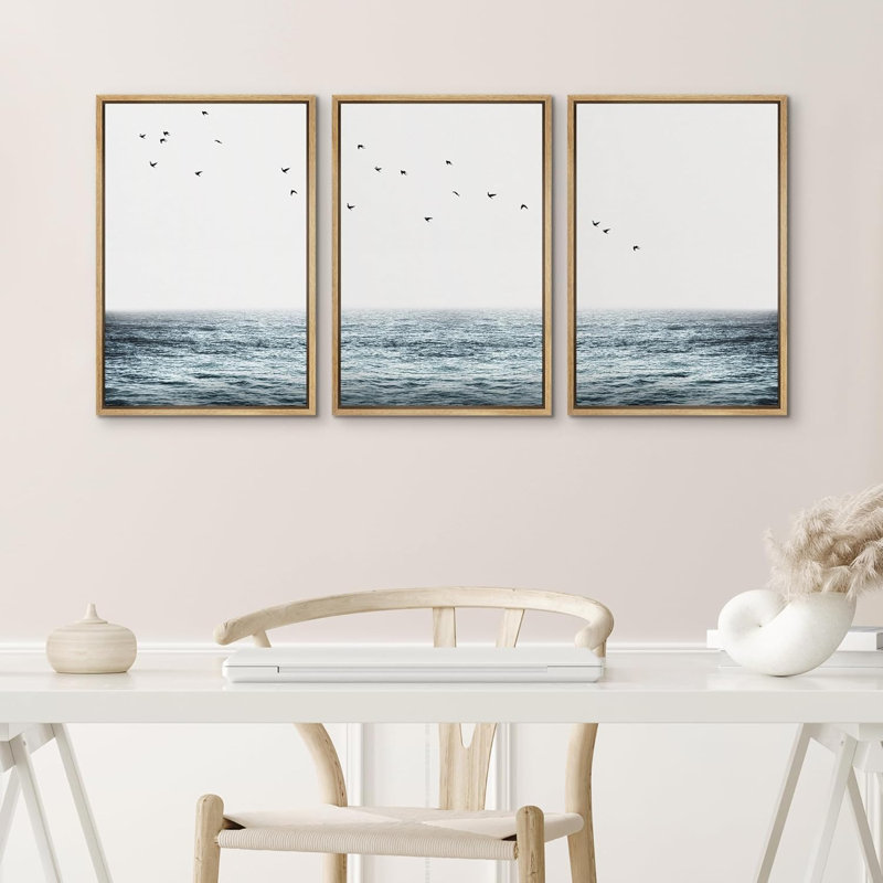 Oiseaux de plage côtière survolant un océan, paysage côtier, décor nautique, œuvre d'art moderne minimaliste, Naturel