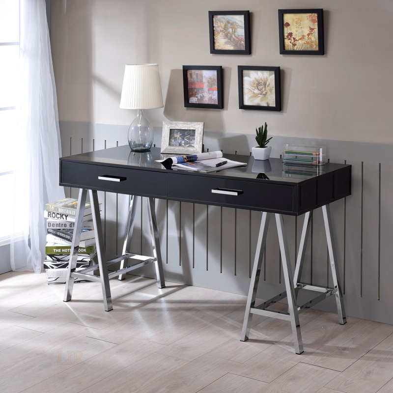 Élégant bureau noir brillant avec finition chromée et tiroirs spacieux pour un bureau à domicile moderne